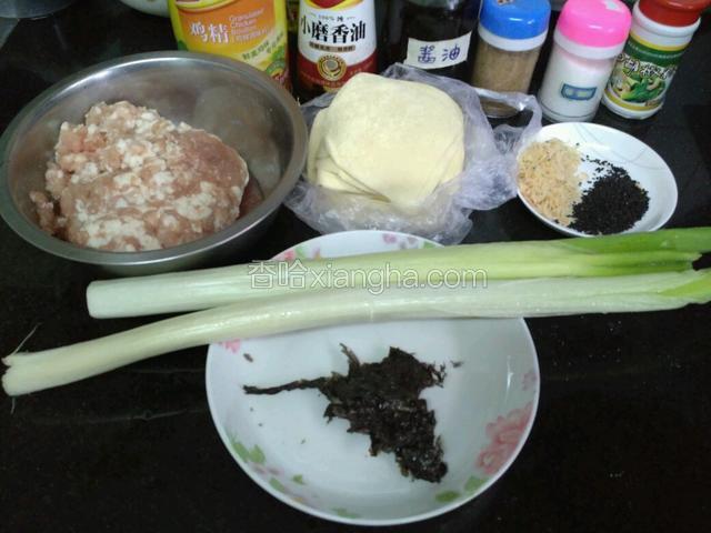 准备材料。
准备豆油。