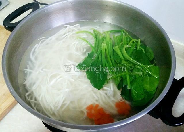  
锅加水煮开后放面条，菠菜胡萝卜花放里烫软先捞出；