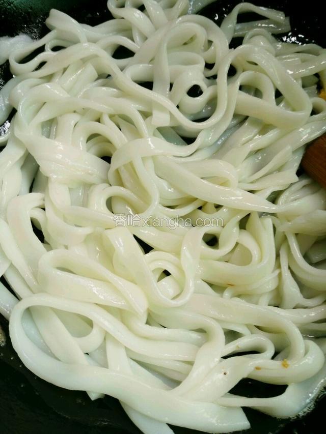 倒入河粉翻炒