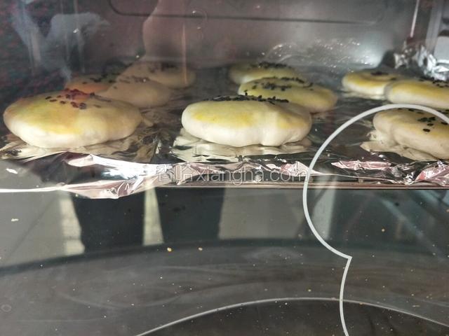 烤一半的样子，这时候颜色就可以了，我忘了放。哭死。。