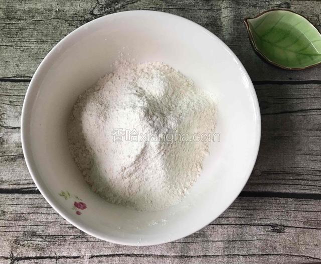 取一个大碗，倒入松饼粉