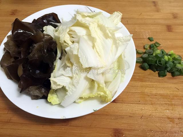 葱切末，白菜片成薄片。