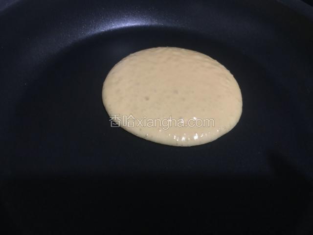 待面糊的表面出现小细泡就可以翻一面了，继续烙十几秒钟就可以了。
