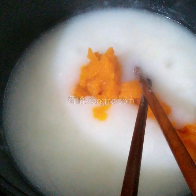 待再次开锅五分钟下入南瓜泥，搅拌，再煮两分钟即可
