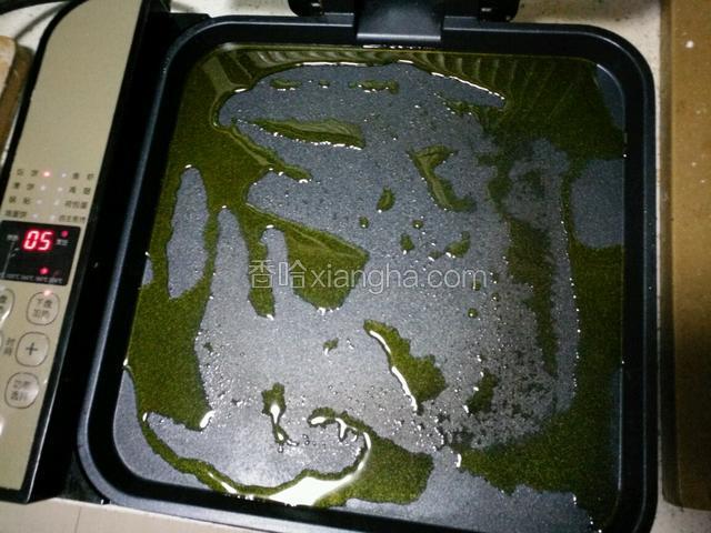 电瓶铛里面放上油。用木铲摊均匀。