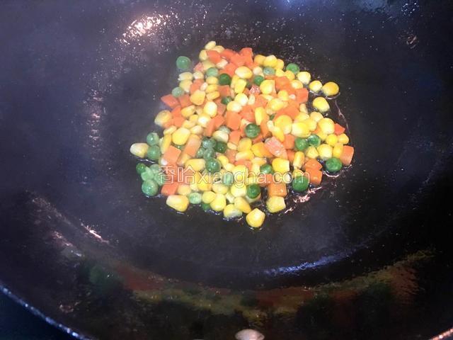 加少许盐翻炒均匀