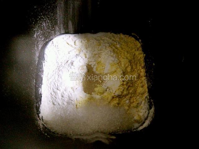 除黄油先不放，其余食材先液体后固体的顺序放入面包机