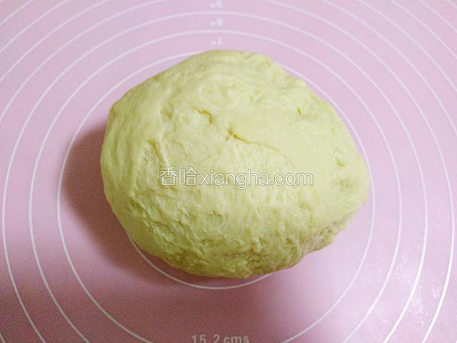 移至哇胶垫上，充分揉匀排气