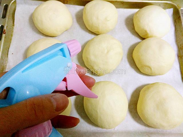 取出后用喷壶喷洒一点点水雾在面包上