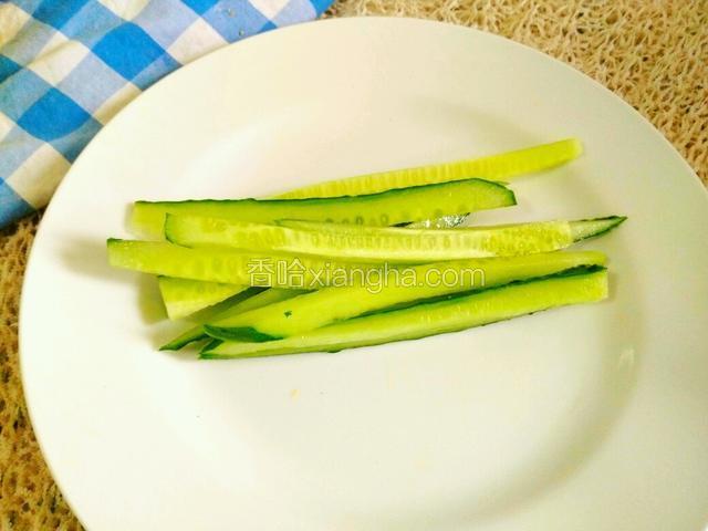 将黄瓜切成条