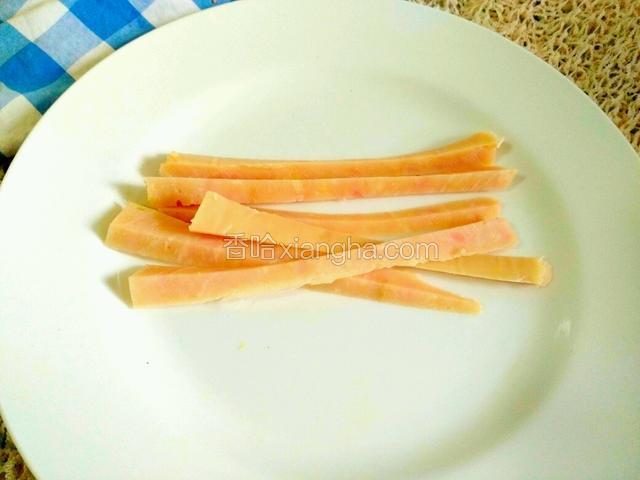 将火腿肠切成条