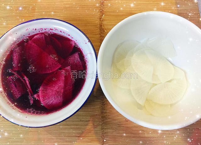 根据自己口味，两个碗中都加入白醋与糖，放冰箱腌制2小时。