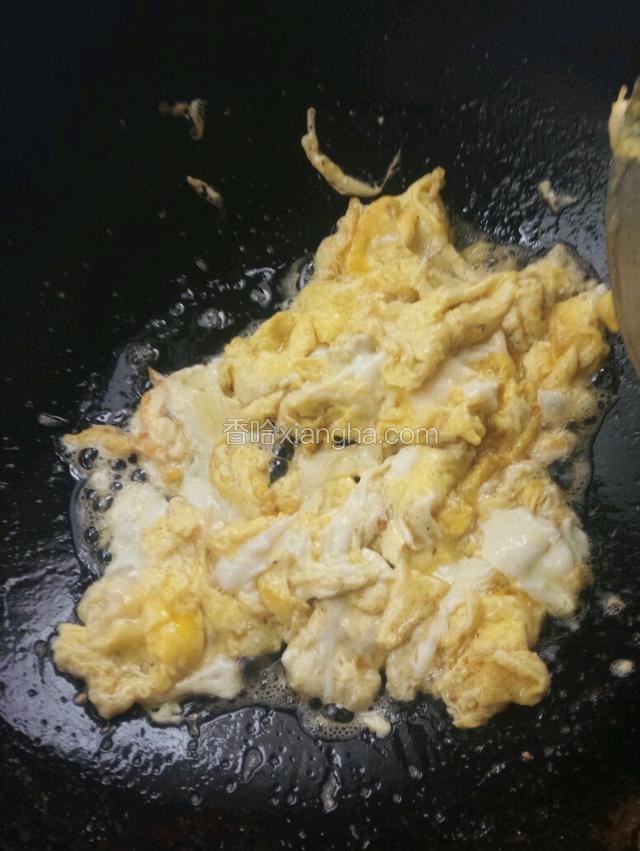 把鸡蛋液炒成块儿。