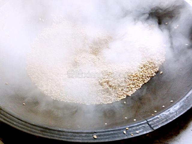 控好水最好用厚一点的锅来小火慢炒 
 要不停的翻炒不然容易炒糊
（因为水分大  锅里好多水气）