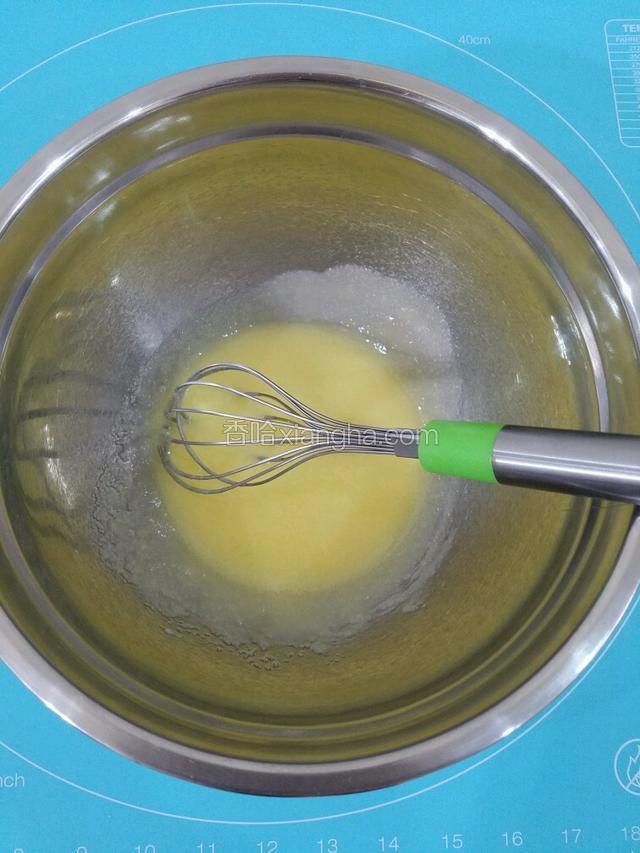 用手动打蛋器轻轻搅拌使糖粉和黄油混合均匀，不需要打发黄油。