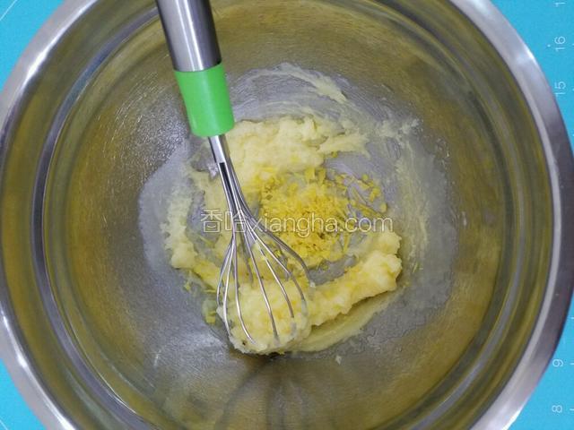 然后把柠檬汁和切碎的柠檬皮倒入黄油内。