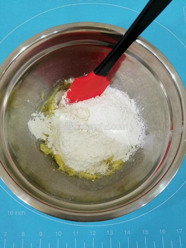 面粉过筛倒入搅拌均匀的黄油里。