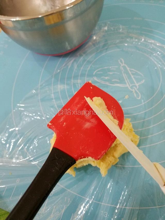 然后将面团倒进保鲜膜内。