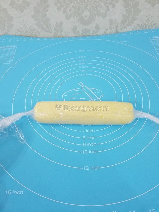然后滚成圆柱体，保鲜膜两头收口以免水分流失，放冰箱冷冻一个半小时左右，直到把面团冻的坚硬。