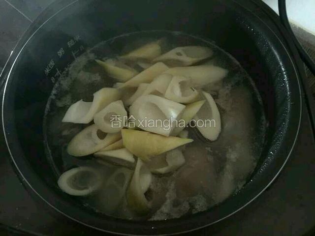 大概2小时后，猪蹄酥烂即可，尝一下味道看是否需要加盐