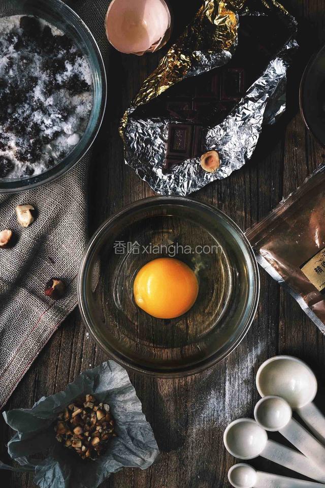 在另一个碗中放入鸡蛋