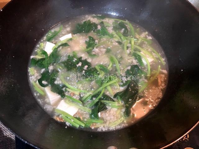 放入焯水后的菠菜煮开，加盐、鸡精调味即可