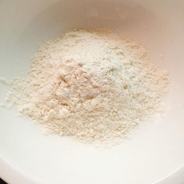 将面粉放在和面的器皿中