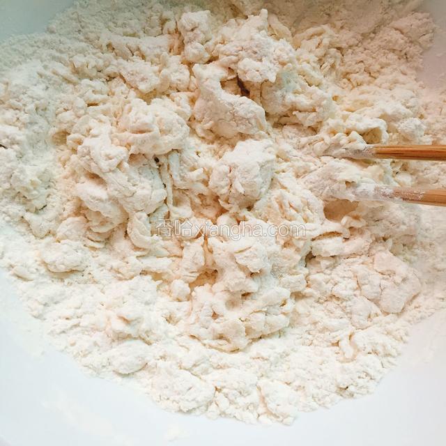 在面粉里加凉水，用筷子搅拌成絮状