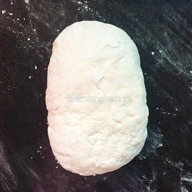 将面粉和成面团