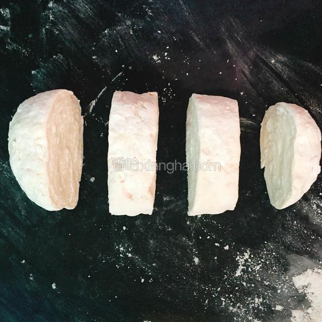 用刀将面粉切成小剂子