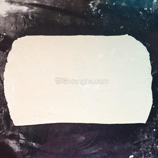 拿出一个面剂子，用擀面杖擀成薄片