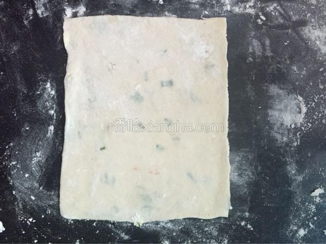 将面饼整齐对折，轻轻按压一下 ，葱香饼就做好了