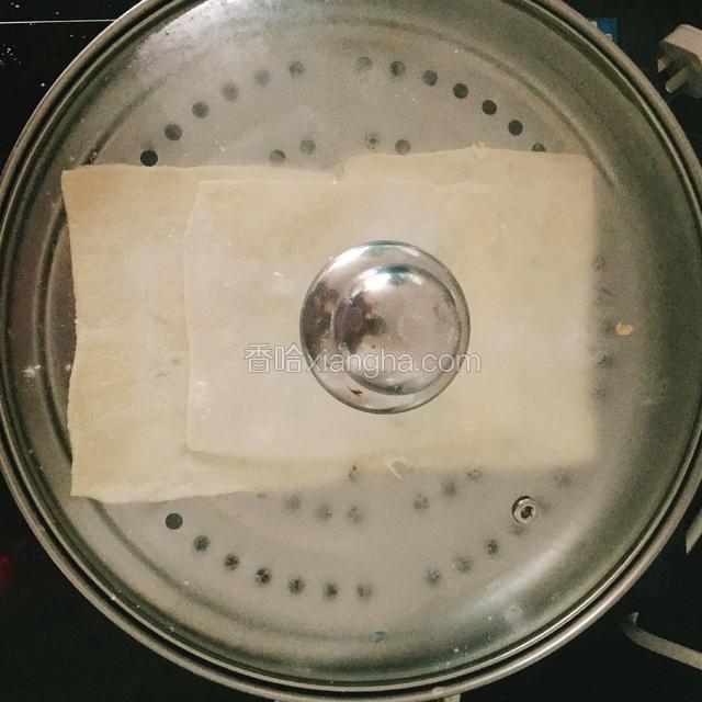 放在锅中蒸15分钟，即可出锅
