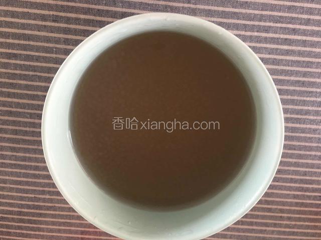 十分钟后把西米用清水过两遍，再放入提前冰好的冰水中泡半个小时，让西米更Q些