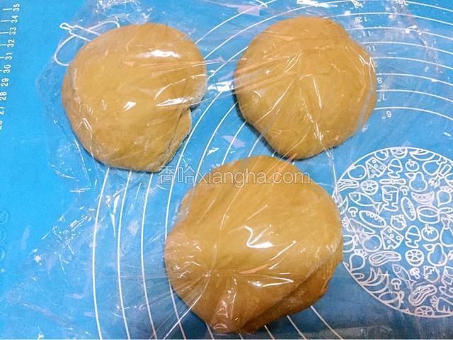 取出面团分成三份，醒发15分钟
