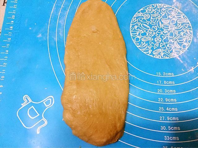 取一个面团，擀成长舌状
