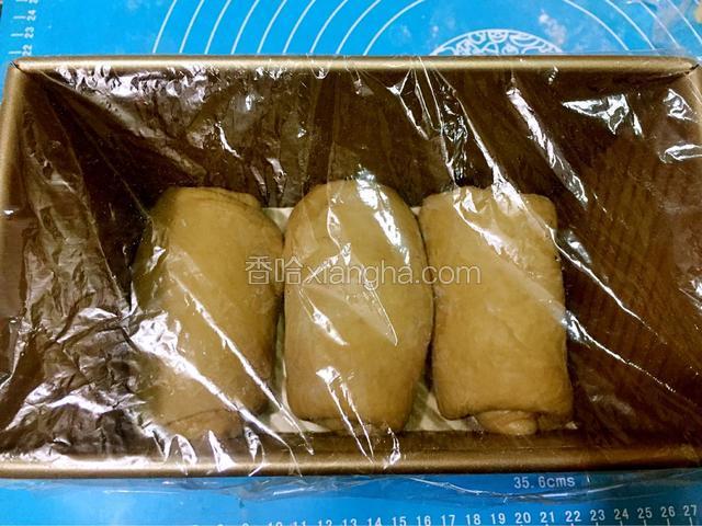 放进模具中，盖上保鲜膜放温暖处发酵九分满