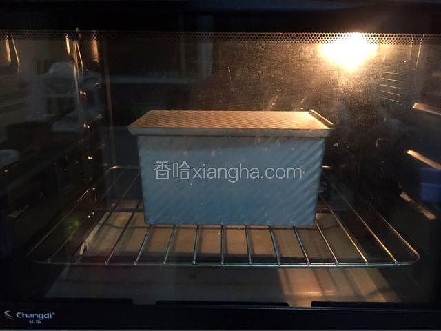 放进预热好的烤箱，上火120度，下火150度，下层40分钟