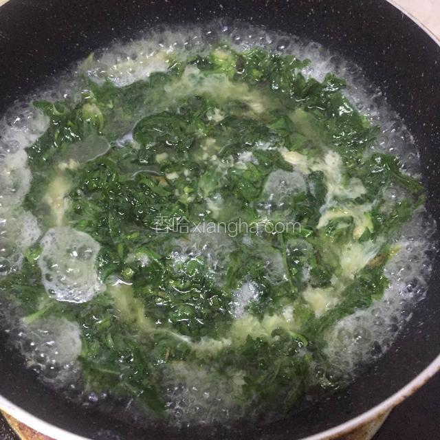 将打散的蛋液转着圈淋入锅中。