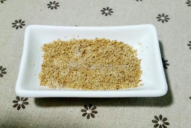熟芝麻擀碎拌盐做成芝麻盐；