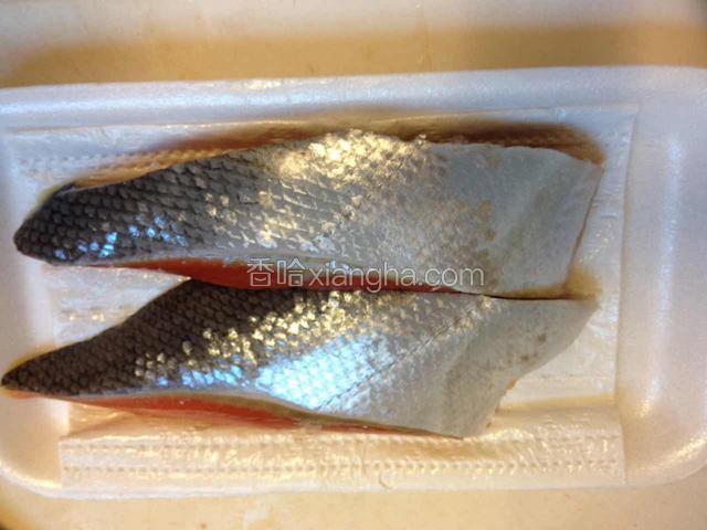三文鱼刮去鳞片冼净待用。