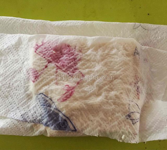 豆腐用厨房纸巾吸干水分。