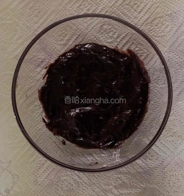 取一玻璃碗，碗底铺一层饼干碎。