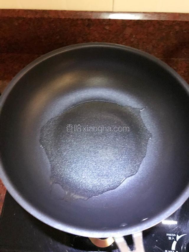小火，倒入少量食用油。