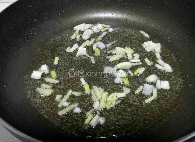 锅里留底油，加入姜蒜煸炒出香味。