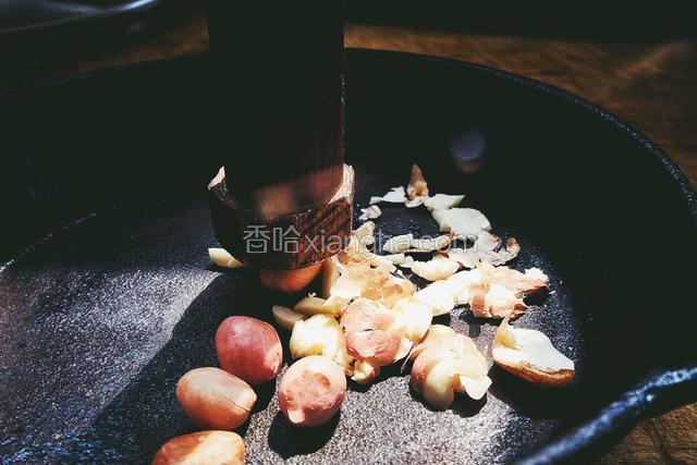 将花生捣碎