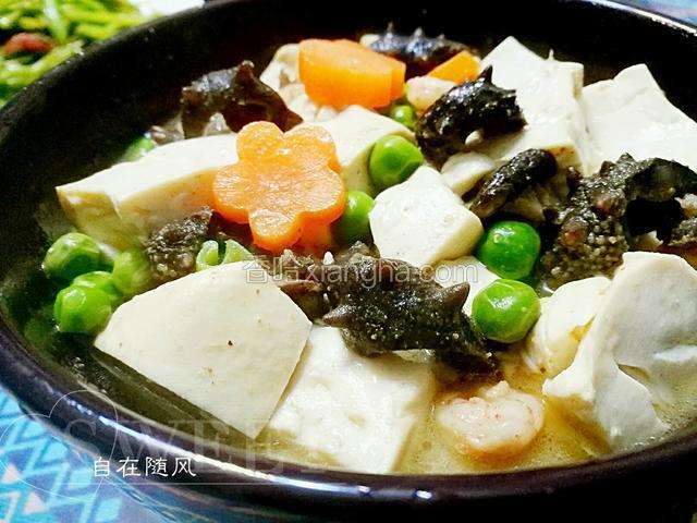 炖煮十分钟左右 勾薄芡即可出锅
