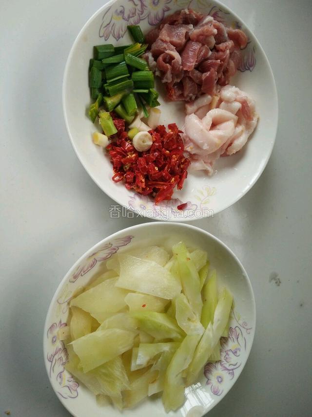 肉，辣椒切好，窝笋切片。