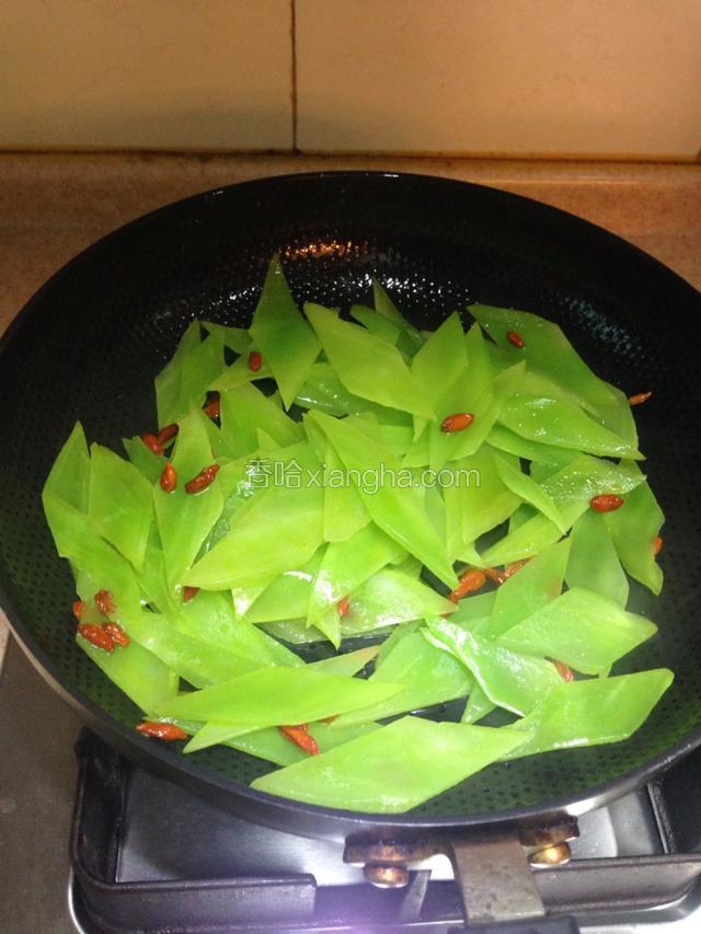 看到其稍微有些变软的感觉就调入盐、鸡精和枸杞。快速翻炒均匀后起锅。