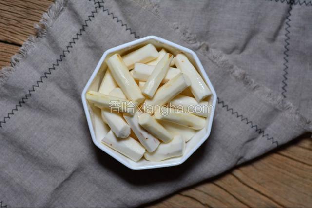 将铁棍山药去皮洗净备用。